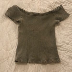 Lulu’s brand olive green off-the-shoulder top. S